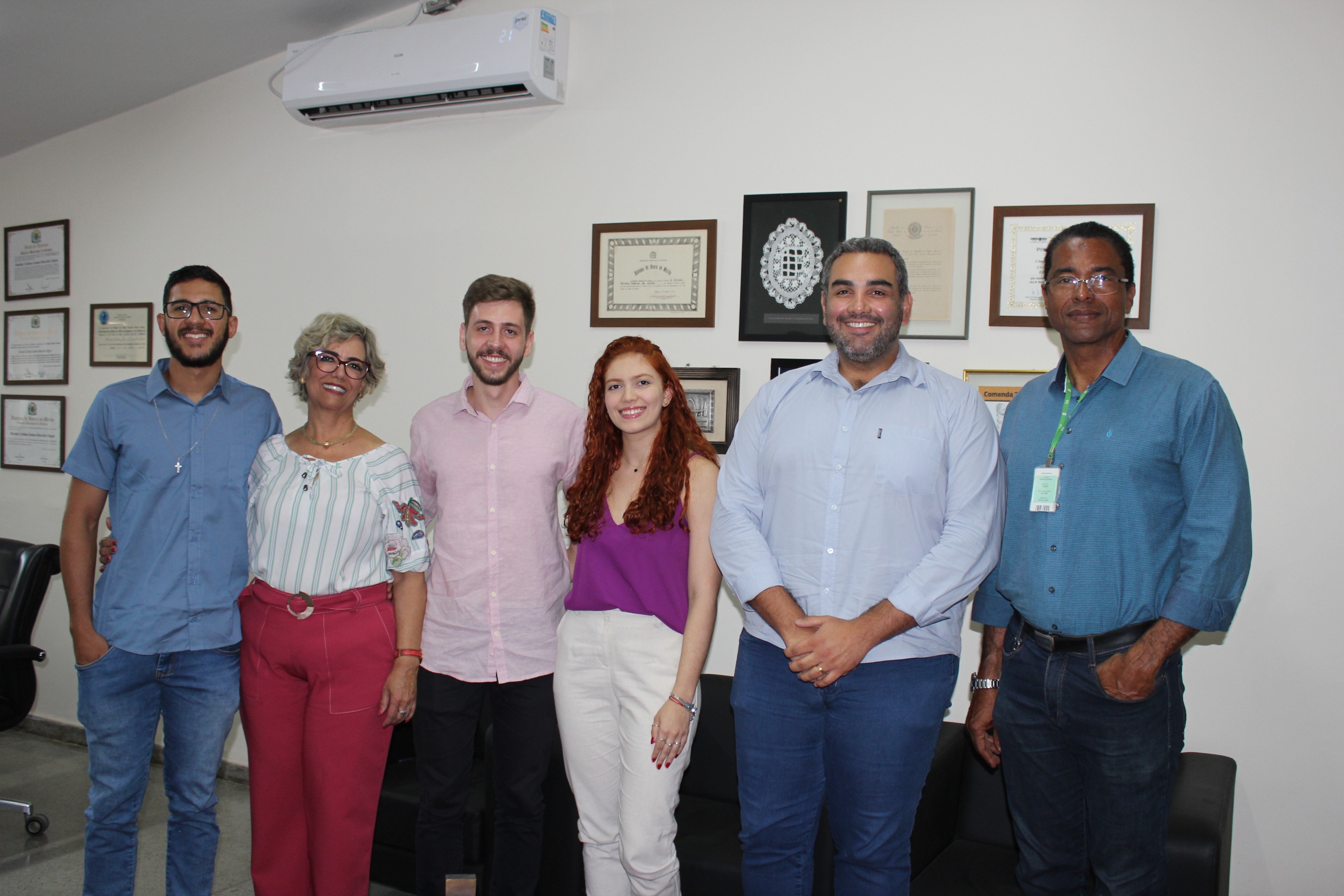 Johnatha, professora Oneida, Carlos, Danyela, Luciano e professor Sérgio Johnatha, professora Oneida, Carlos, Danyela, Luciano e professor Sérgio